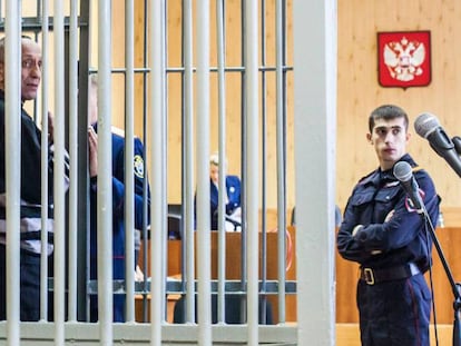 Foto: Mikhail Popkov, en el tribunal de Irkutsk (Rusia) que le ha condenado a cadena perpetua por el asesinato de 78 mujeres. Vídeo: confesión de Popkov de uno de los crímenes.