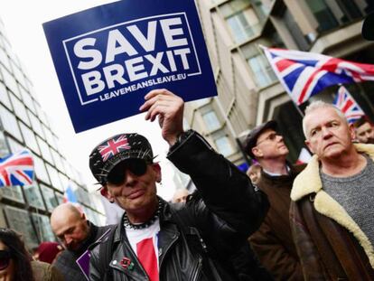 Partidarios de la salida de Reino Unido de la UE sin acuerdo, este domingo en Londres. Theresa May pospone la votación sobre su acuerdo del Brexit.