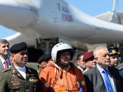 El ministro de Defensa venezolano, Vladimir Padrino (segundo por la izquierda), junto a uno de los aviones rusos aterrizados este lunes en Caracas.
