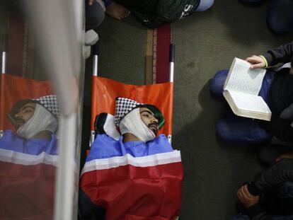 En foto, funeral por el joven palestino discapacitado al que el Ejército israelí de un tiro por la espalda en Tulkarem (Cisjordania). En vídeo, muerte del joven palestino (estas imágenes pueden herir su sensibilidad).