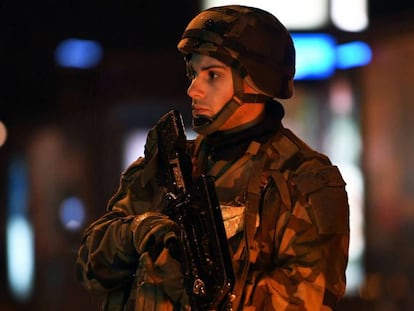 Un soldado francés monta guardia cerca del lugar en el que este martes ocurrió un tiroteo en Estrasburgo.
