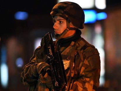 Un soldado francés monta guardia cerca del lugar en el que este martes ocurrió un tiroteo en Estrasburgo.