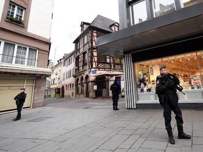 FOTO: Gendarmes montan guardia en el lugar donde se produjo un ataque en Estrasburgo. / VÍDEO: Crónica en primera persona de la enviada especial de EL PAÍS, Silvia Ayuso, en Estrasburgo.
