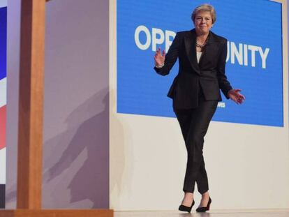 Theresa May da unos pasos de baile en el congreso del partido conservador británico en octubre en Birmingham. En vídeo, el mandato de May en cinco momentos.