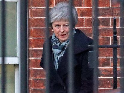 La primera ministra británica, Theresa May, abandona el 10 de Downing, este jueves en Londres. En vídeo, el mandato de May, en cinco momentos.