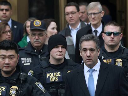 Michael Cohen sale de la corte en Nueva York tras conocer ayer su sentencia.