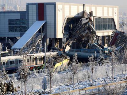 Varios vagones destrozados tras el accidente de tren este jueves en Ankara.