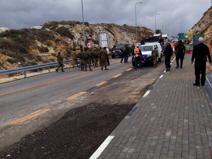 El lugar del atentado, en el cruce de Asaf en Cisjordania, esta mañana. En el vídeo, crónica de los últimos días de violencia en la zona.