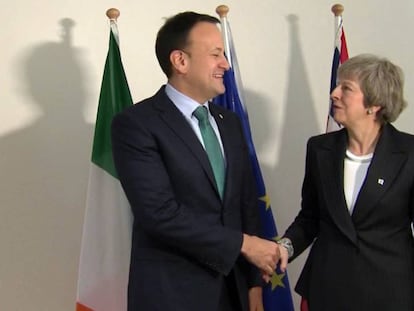 La primera ministra británica, Theresa May, estrecha la mano a su homólogo irlandés, Leo Varadkar, este jueves en Bruselas. En vídeo, sus declaraciones al llegar al Consejo Europeo.