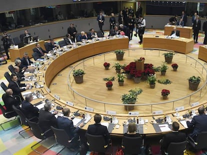 En la foto, la sala donde se reúnen los líderes europeos. En el vídeo, su llegada.