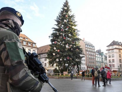 Un soldado patrulla la plaza Kléber de Estrasburgo.