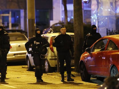 Policías en las calles de Estrasburgo. En vídeo, la operación policial.