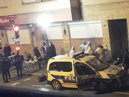 Agentes del policía junto al cuerpo del terrorista este jueves en Estrasburgo.