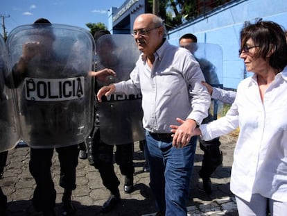 Carlos F. Chamorro, durante la ocupación policial del 'Confidencial'