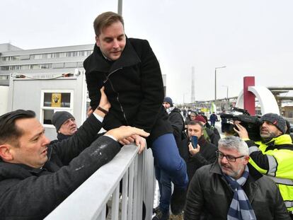 Un diputado opositor húngaro salta una valla para ingresar a la sede de la televisión pública MTVA, este lunes en Budapest. ZSOLT SZIGETVARY (AP) /
VÍDEO: Los agentes de seguridad de la MTV húngara expulsan por la fuerza a Ákos Hadházy. YouTube:Gyurbán Fektor.