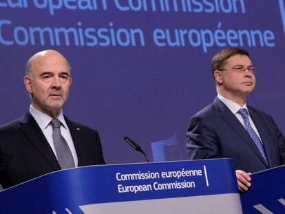 El comisario Pierre Moscovici y el vicepresidente de la Comisión Valdis Dombrovskis. En vídeo, declaraciones de Dombrovskis.