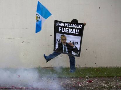 Un seguidor de Morales pide la salida de Guatemala del jefe de la Cicig, en agosto pasado.