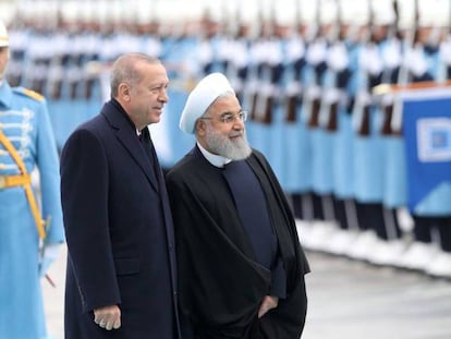 El presidente turco, Recep Tayyip Erdogan,junto al presidente iraní, Hassan Rouhani, en Ankara el 20 de diciembre de 2018. En vídeo, reacciones de líderes internacionales y senadores estadounidenses al anuncio de la retirada de tropas de Siria.