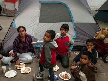Una familia de Guatemala espera en un refugio de Tijuana para pedir asilo en Estados Unidos, el martes.