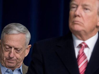 Jim Mattis, a la izquierda, en un acto público con el presidente Trump. En vídeo, Jim Mattis presenta su dimisión como secretario de Defensa.