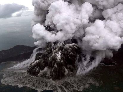 El volcán Anak Krakatoa, durante su erupción este domingo.