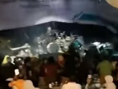El tsunami sorprende a los asistentes a un concierto en una playa y mata a cuatro miembros de la banda