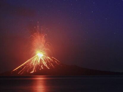 Una imagen del Anak Krakatoa, tomada el pasado julio, durante una de sus erupciones.