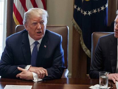 El actual 'número dos' del Pentágono, Patrick Shanahan (derecha), con el presidente de EE UU, Donald Trump, en la Casa Blanca el pasado abril.
