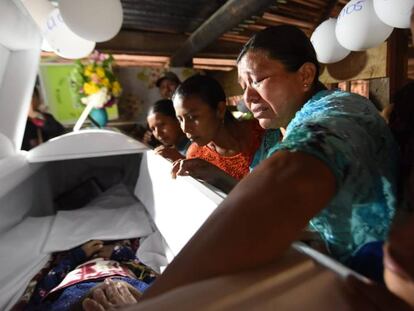 Familiares de Jakelin Caal, durante su funeral. En vídeo, los detalles de las muertes de la pequeña y otrol menor de ocho años.