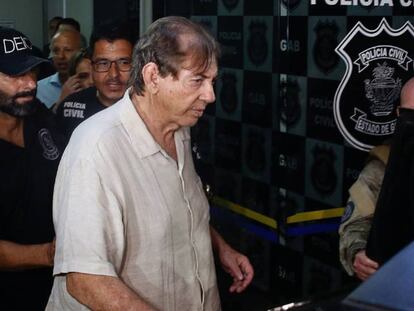 El médium brasileño, escoltado por la policía antes de entrar en prisión. En vídeo, su entrega el pasado 16 de diciembre.