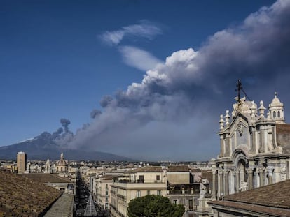 En la foto, el Etna visto desde Catania. En el vídeo, imágenes y sonidos de la erupción del volcán.