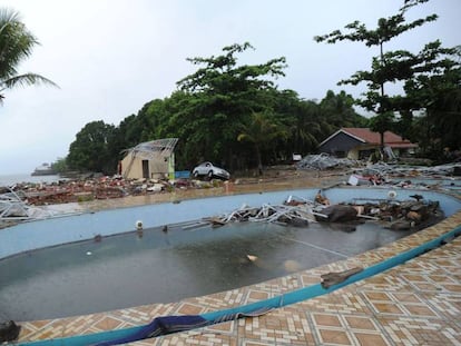 La zona de la piscina de una villa de Carita (Indonesia), tras el tsunami del domingo 23 de diciembre de 2018. En vídeo, la última hora de las labores de rescate.