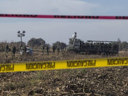 Militares trabajan en la escena del siniestro