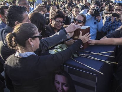 Algunos de los simpatizantes de Martha Érika Alonso junto a sus restos mortales.