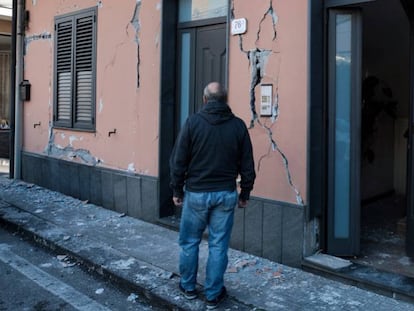 Un vecino de Zafferana Etnea pasea por su localidad, dañada por el terremoto de hoy.