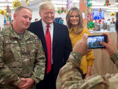 El presidente de EE UU, Donald Trump, y la primera dama, Melania Trump, en la base base aérea de Al Asad, al oeste de Bagdad.
