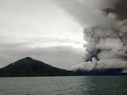 En vídeo, Indonesia eleva el nivel de alerta por la erupción del Anak Krakatoa.