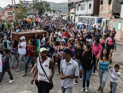 Traslado el pasado septiembre de la tumba de Christian Charris, asesinado a manos de la policía. En el vídeo, el director del Observatorio Venezolano de Violencia, Roberto Briceno.