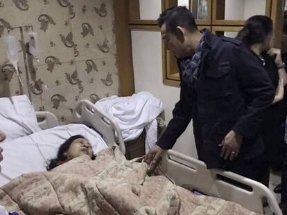 El embajador de Vietnam visita a una de las turistas heridas en el atentado, ingresada en un hospital de El Cairo.