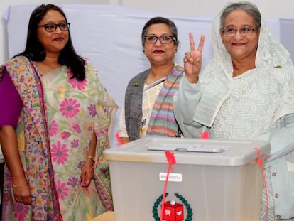 La primera ministra Sheikh Hasina hace la señal de victoria tras votar en Daca.