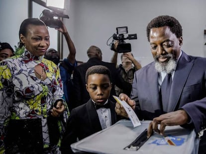 Joseph Kabila vota en un colegio electoral del barrio de Gombe de la capital.