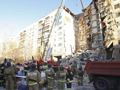 Trabajadores de emergencia trabajan en el edificio colapsado en Magnitogorsk.