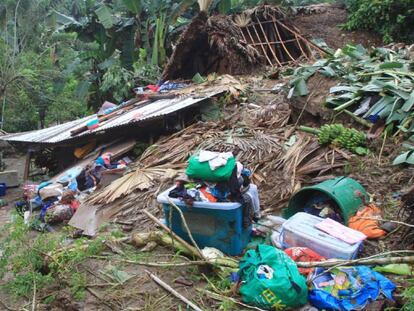 Una mujer observa su casa destruida por un corrimiento de tierras en Bulan, al sur de la isla de Luzón. En el vídeo, los efectos de Usman a su paso por Filipinas.