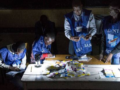 Agentes de la comisión electoral cuentan votos en medio de un apagón este domingo en Lubumbashi. En el vídeo, resumen de la jornada electoral.