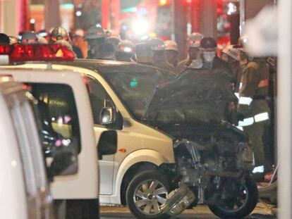 La policía inspecciona el coche, con el frontal reventado, en la calle Takeshita de la capital japonesa. En vídeo, imágenes del lugar del atropello.