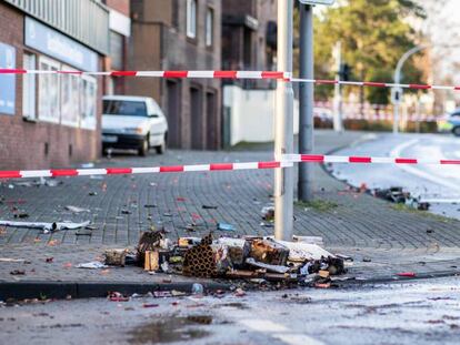 Cordón policial en la zona en la que el conductor del coche embistió a varios ciudadanos, este martes en la ciudad alemana de Bottrop.
