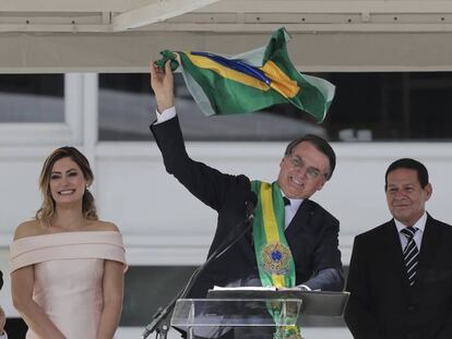 Jair Bolsonaro, nuevo presidente, ondea una bandera de Brasil en su discurso al país. En vídeo, resumen de la toma de posesión de Bolsonaro.
