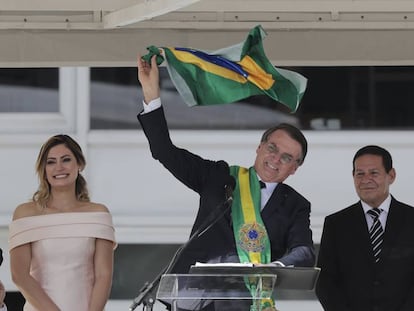 Jair Bolsonaro, nuevo presidente, ondea una bandera de Brasil en su discurso al país. En vídeo, resumen de la toma de posesión de Bolsonaro.