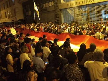 Una protesta a las afueras del Ministerio Público en Lima. En vídeo, las declaraciones del fiscal general y del fiscal de lavado de activos.