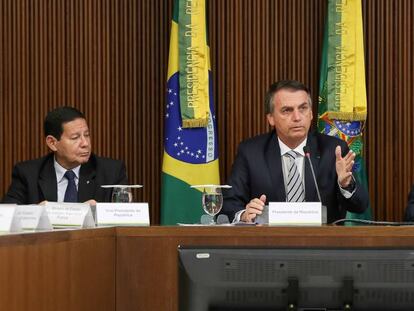 Bolsonaro junto a su vicepresidente (izquierda) y a su jefe de gabinete en el consejo de ministro